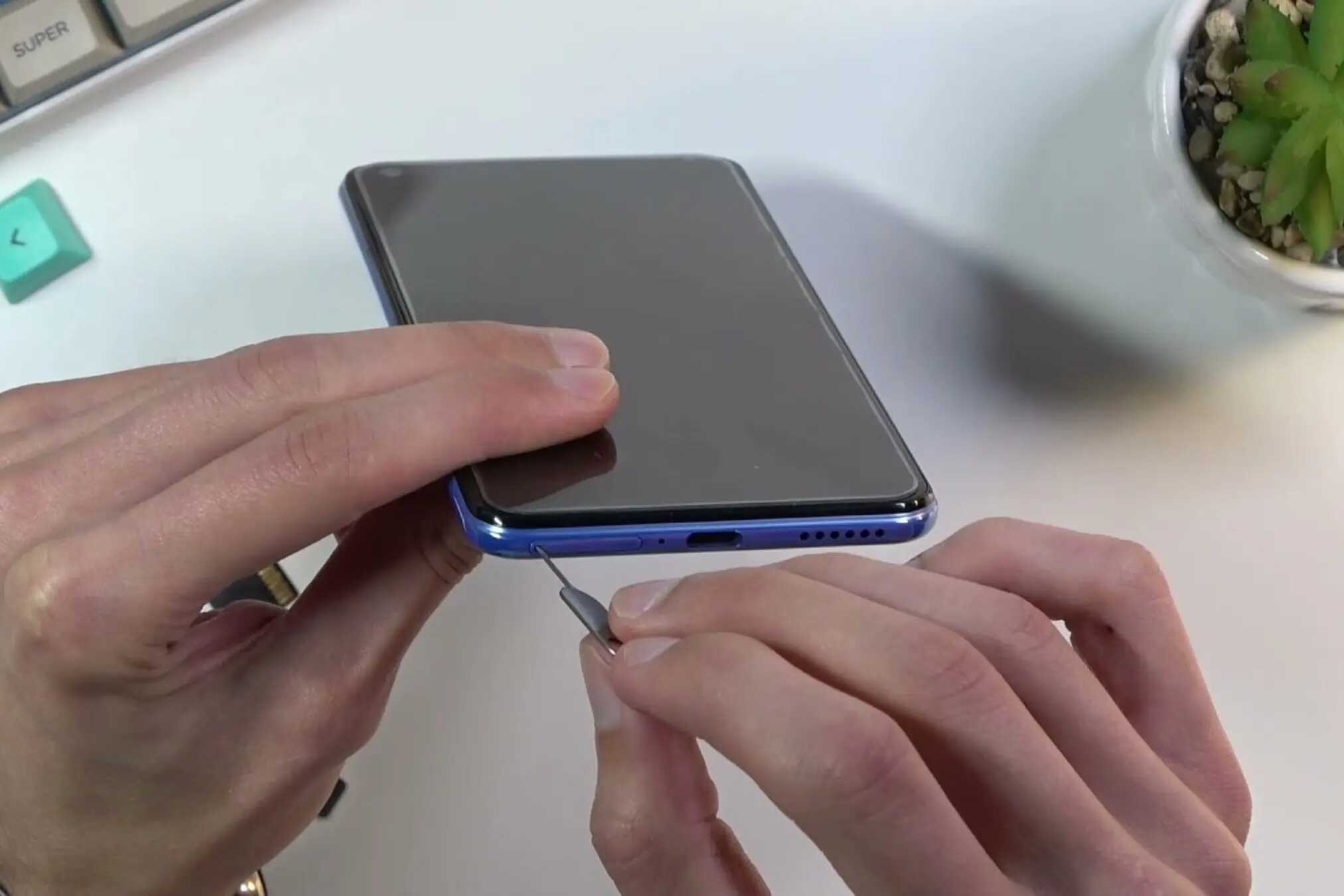 The Hidden Impact of Dust & Moisture on Your Mobile Phone’s Performance